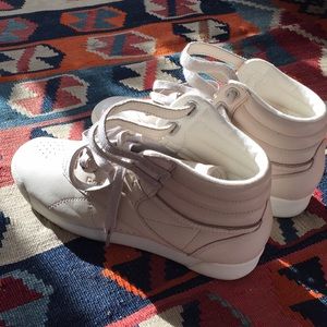 Classic reebok hightop sneakers in beige